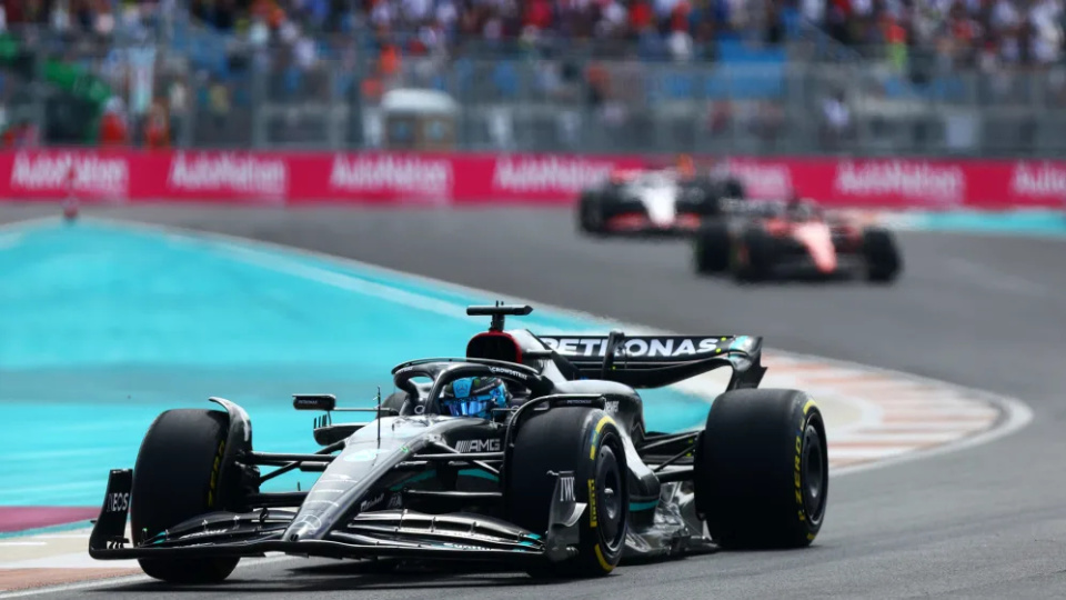 阿斯顿马丁横扫红牛车队，拉塞尔扛起全队